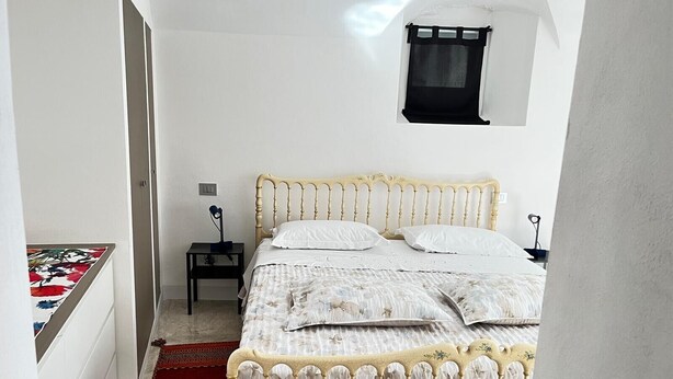1 dormitorio, tabla de planchar con plancha, wifi y ropa de cama