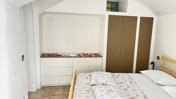 1 habitación, tabla de planchar con plancha, wifi y ropa de cama
