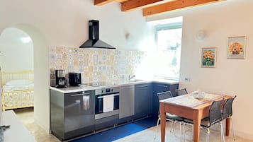Wasserkocher mit Kaffee-/Teezubehör, Kühlschrank, Mikrowelle, Ofen