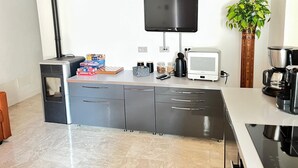 Cafetera o tetera, frigorífico, microondas y horno