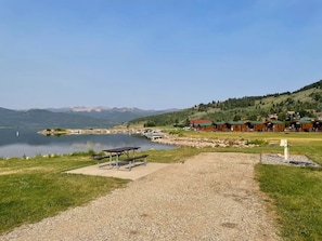 Outdoor dining - Rustic Family-Friendly Cabin Perfect for Outdoor Activities in Montana (West Yellowstone)