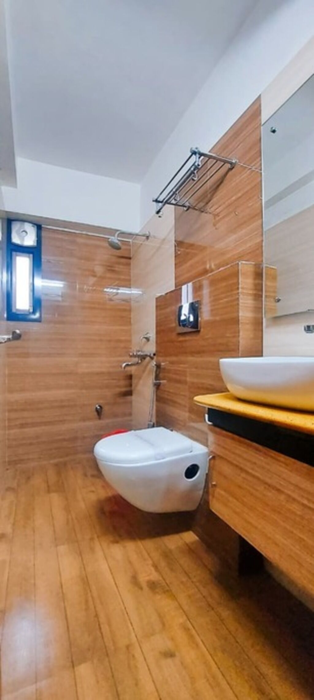 Regadera, toallas, shampoo 