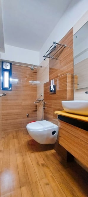 Regadera, toallas, shampoo 