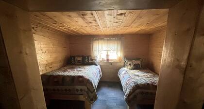 Historic Cozy Off-Grid Cabin with Creekside Steam Sauna near Log Cabin Creek, Tok, Alaska