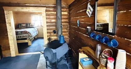 Historic Cozy Off-Grid Cabin with Creekside Steam Sauna near Log Cabin Creek, Tok, Alaska