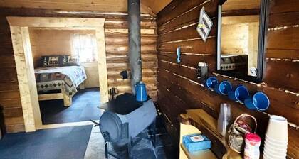 Historic Cozy Off-Grid Cabin with Creekside Steam Sauna near Log Cabin Creek, Tok, Alaska