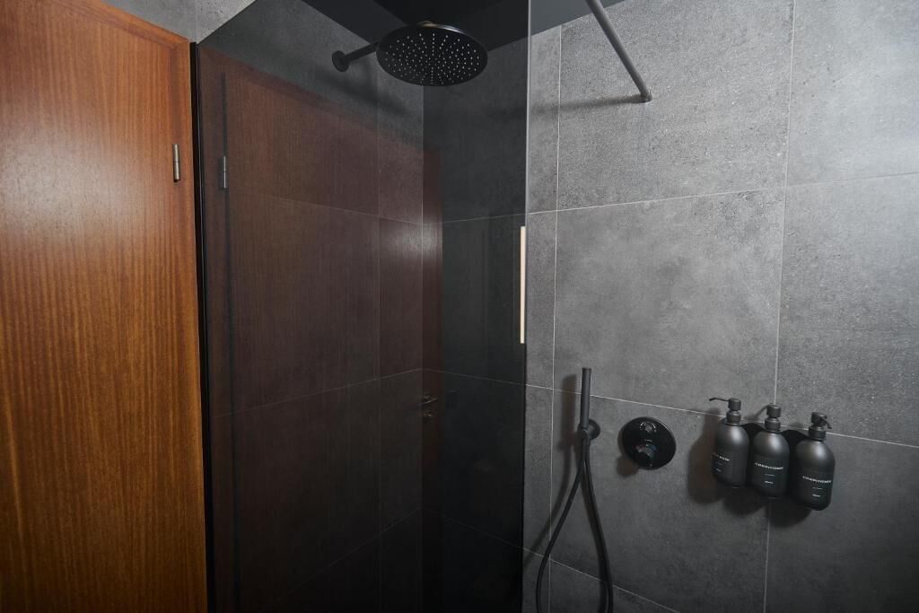 Habitación superior con 1 cama doble o 2 individuales, vistas a la montaña | Baño | Artículos de higiene personal gratuitos, secador de pelo y albornoces