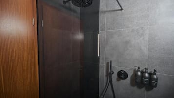 Habitación superior con 1 cama doble o 2 individuales, vistas a la montaña | Baño | Artículos de higiene personal gratuitos, secador de pelo y albornoces