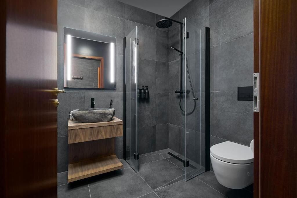 Kostenlose Toilettenartikel, Haartrockner, Bademäntel, Hausschuhe