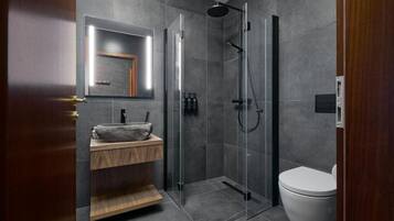 Kostenlose Toilettenartikel, Haartrockner, Bademäntel, Hausschuhe