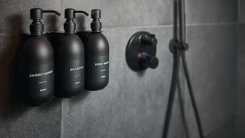 Gratis toiletartikelen, een haardroger, badjassen, pantoffels