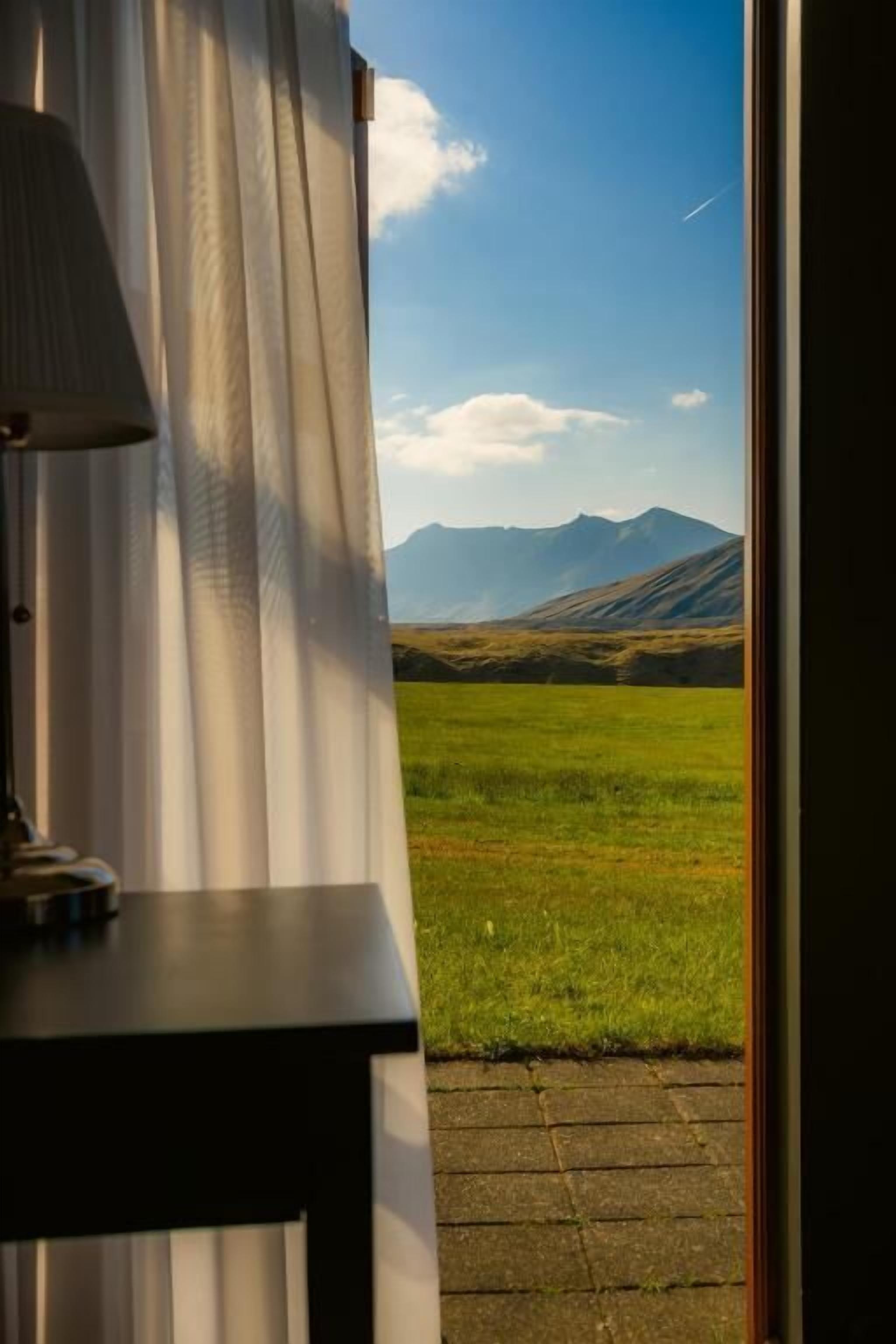 Habitación superior con 1 cama doble o 2 individuales, vistas a la montaña | Interior