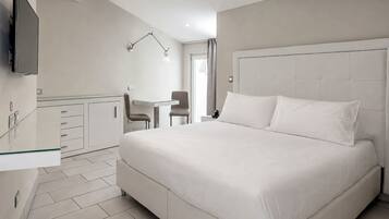 Deluxe Room with Jacuzzi | In-room safe, desk, free WiFi