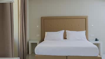 In-room safe, desk, free WiFi