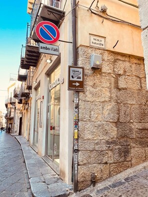 A street with a no parking sign, a sign for 'amboilati,' and a directional sign for 'Tempio di Diana.' - Romantic Cefalù - Studio Apartment in the Heart of the Historic Center (Cefalù)