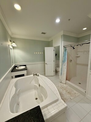 Bathroom - 2Bed/2Bath villa on Daufuskie - Steps from the beach, with a screened-in porch! (Daufuskie Island)