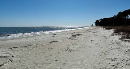 2Bed/2Bath villa on Daufuskie - Steps from the beach, with a screened-in porch!