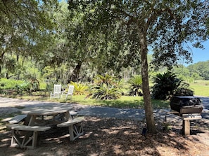 Outdoor dining - 2Bed/2Bath villa on Daufuskie - Steps from the beach, with a screened-in porch! (Daufuskie Island)