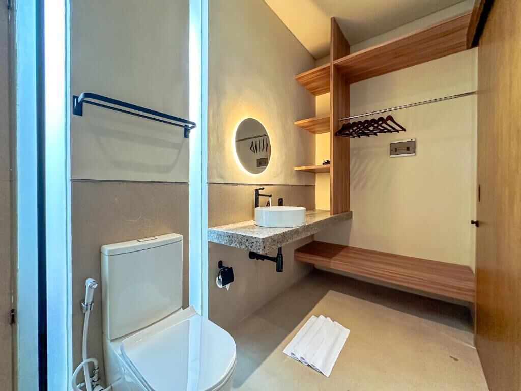 Deluxe tweepersoonskamer, balkon, uitzicht op tuin | Badkamer | Een douche, gratis toiletartikelen, handdoeken, toiletpapier