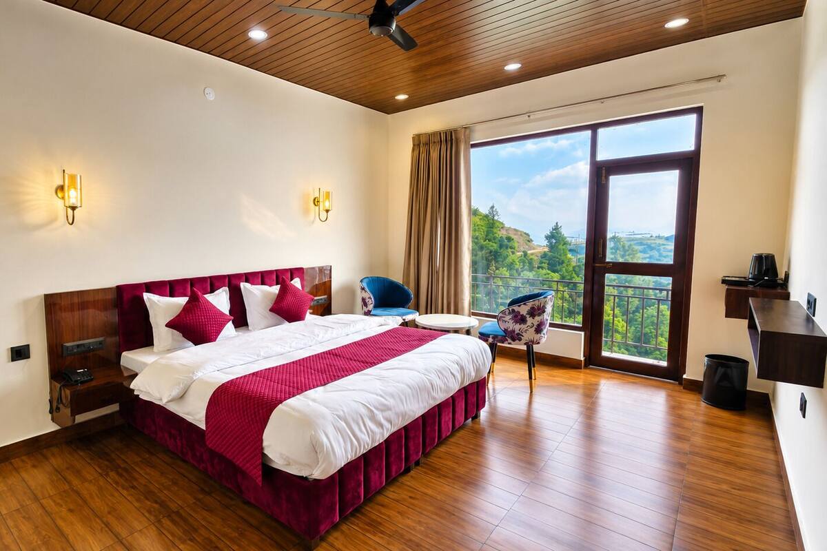 Habitación doble Deluxe, balcón, vista a la montaña | Ropa de cama de alta calidad, artículos del minibar gratis y escritorio