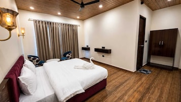 Habitación Deluxe doble, balcón, vistas a la montaña | Ropa de cama de alta calidad y minibar con artículos gratuitos