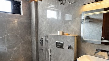 Deluxe-dobbeltværelse - balkon - bjergudsigt | Badeværelse | Bruser, håndklæder, Sæbe, Shampoo