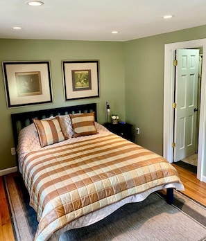 Room - Charming Guest House Stay in a Private Ensuite in Voluntown, Connecticut (Voluntown)
