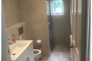 Shower, hair dryer, towels - Historic Woodland View Retreat in Cahir Town (Cahir)