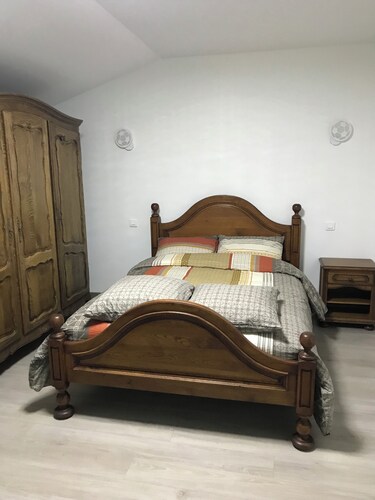 A fully renovated farmhouse offering all the comforts of home, accommodating up to 8 people