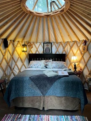 Room - Queen Yurt Funky Fox Hole (Seward)