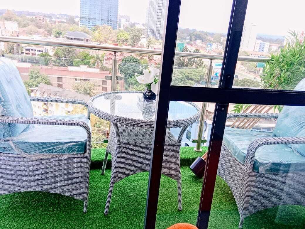 Klassiek appartement, balkon, uitzicht op de stad | Een laptopwerkplek, een strijkplank/strijkijzer, gratis wifi