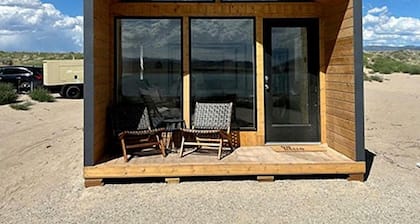 Luxurious Tiny House with King Bed for a Romantic Escape on Yuba Lake in Utah
