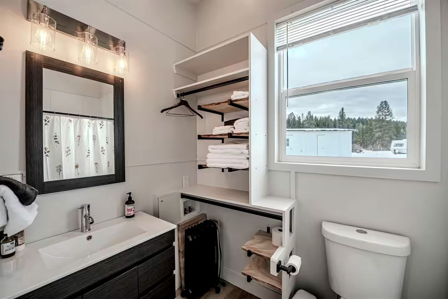 Towels, soap, shampoo, toilet paper
