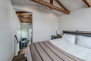 Room - Gorgeous and Secluded Tiny House in Big Sky Country with Access to Monture Creek, Montana (Ovando)