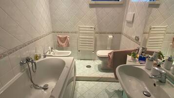 Haartrockner, Bidet, Handtücher, Seife