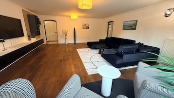 Fernseher, Tischfußball, Bücher