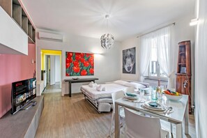 Une chambre d’hôtel moderne équipée d’un lit, d’une table à manger et d’un téléviseur permettant d’accéder à Netflix.