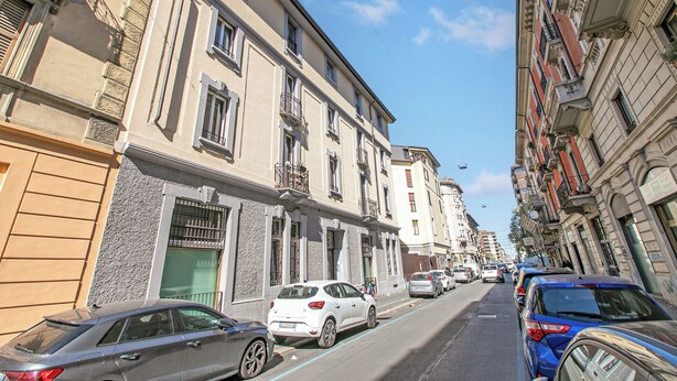 A street with parked cars and buildings with balconies. - Charme Nest Luxury Suite Milan - Isola (Milan)