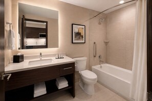 Elite Room | Bathroom - Downtown Avery Hotel (Toronto)