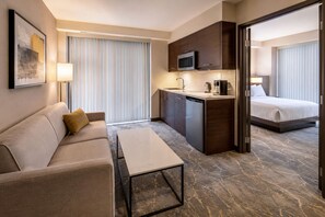 Elite Room | Living area - Downtown Avery Hotel (Toronto)