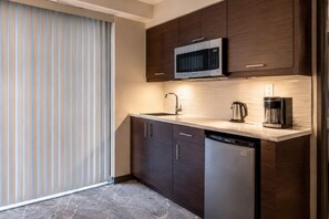 Elite Room | Private kitchen - Downtown Avery Hotel (Toronto)