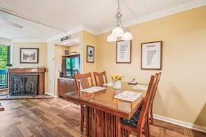 Dining - Pinnacle B09 Condo | Pool, Hot Tub | Golf Nearby (Killington)