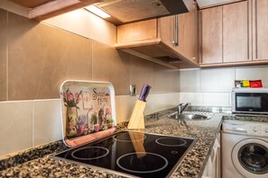 Wasserkocher mit Kaffee-/Teezubehör, Kühlschrank, Mikrowelle, Ofen
