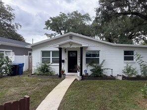 A single-story house with a front porch, a mailbox, and a number '1558' on the door. - Perfect 3-bedroom house with AC in awesome St. Petersburg (St. Petersburg)