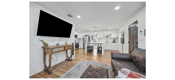 Living area - Perfect 3-bedroom house with AC in awesome St. Petersburg (St. Petersburg)