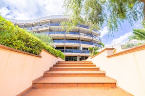 Ein mehrgeschossiges Gebäude mit einer Treppe, die zum Eingang führt.