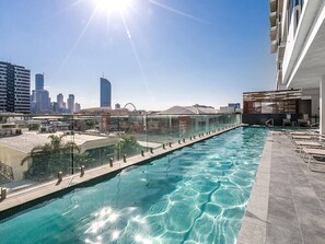 A rooftop pool with a city skyline view, surrounded by modern buildings. - Urban Escape: Great location w/ Brisbane Cityscape (South Brisbane)