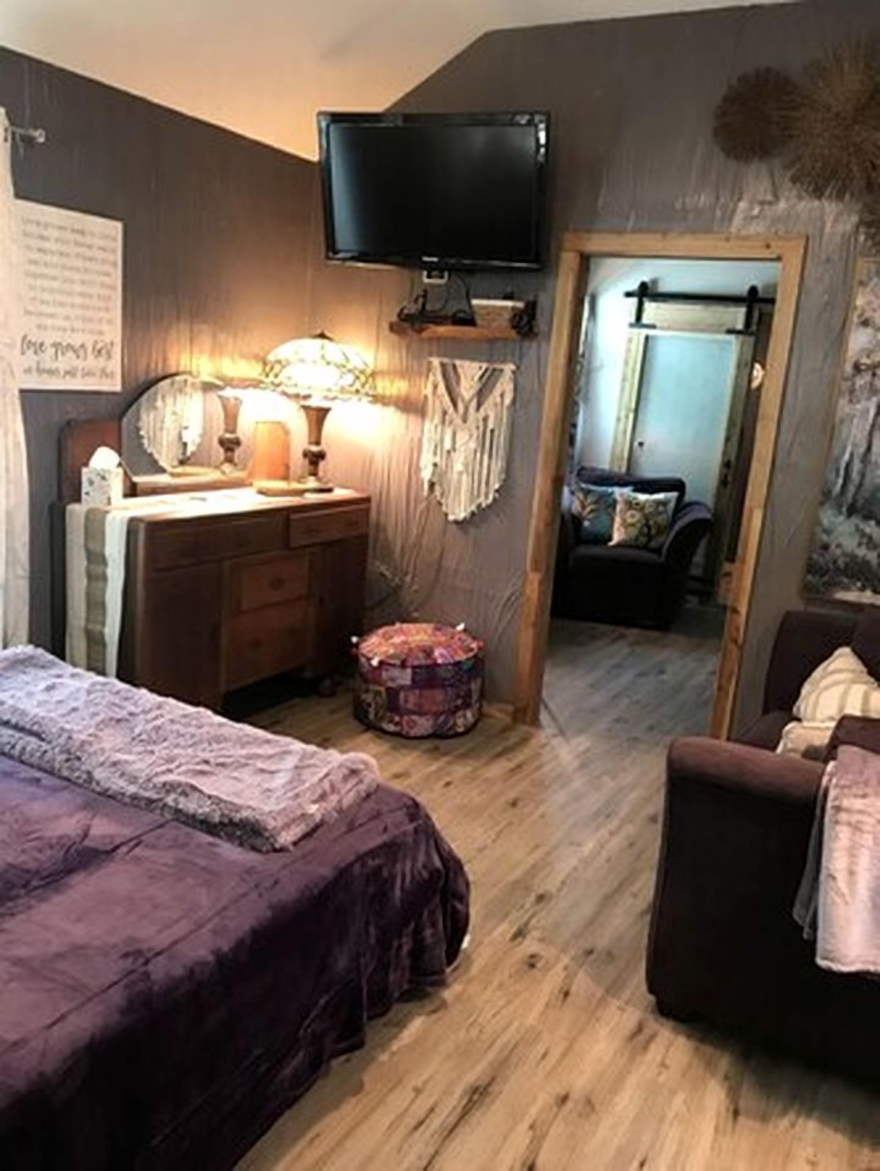 1 bedroom, desk, iron/ironing board, WiFi