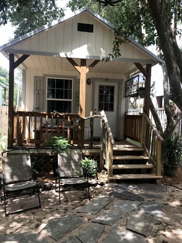 Peaceful Cottage Escape with Private Porch & Nature Views in Bacliff, Texas