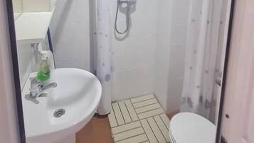 Habitación individual, vistas al patio | Baño | Toallas, jabón y papel higiénico